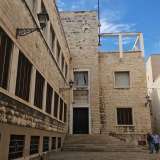 Sempre a Bari Vecchia, su spaziosa piazzetta Sant�Anselmo s�impone in posizione cantonale la scuola dell�infanzia Diomede Fresa. Progettata dall�architetto Pietro Maria Favia e costruita nel 1937, � rivestita per tutti i suoi due piani da pietre chiare sbozzate e quasi si confonde tra gli edifici pi� antichi delle vicinanze